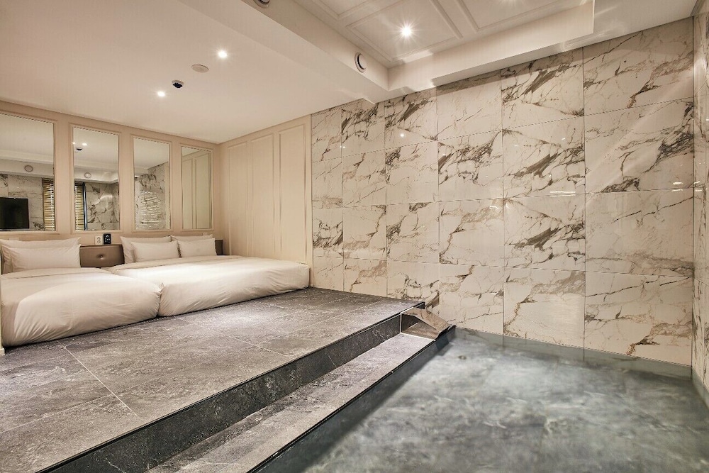 Pool Suite photo 2