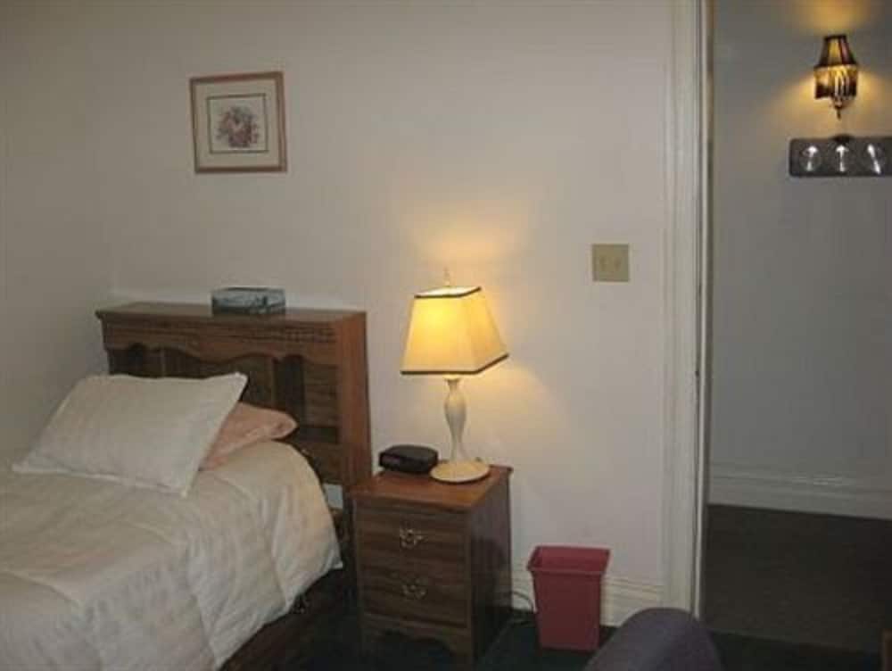 Room (Dunphy room - shared bath) photo 1