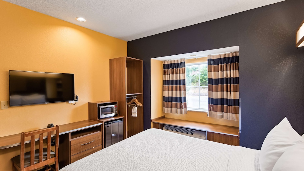 Standard Room, 1 Queen Bed, Accessible, Refrigerator & Microwave - Photo 2