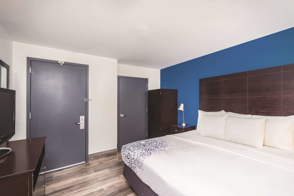 Room, 1 King Bed, Accessible, Bathtub - Photo 5