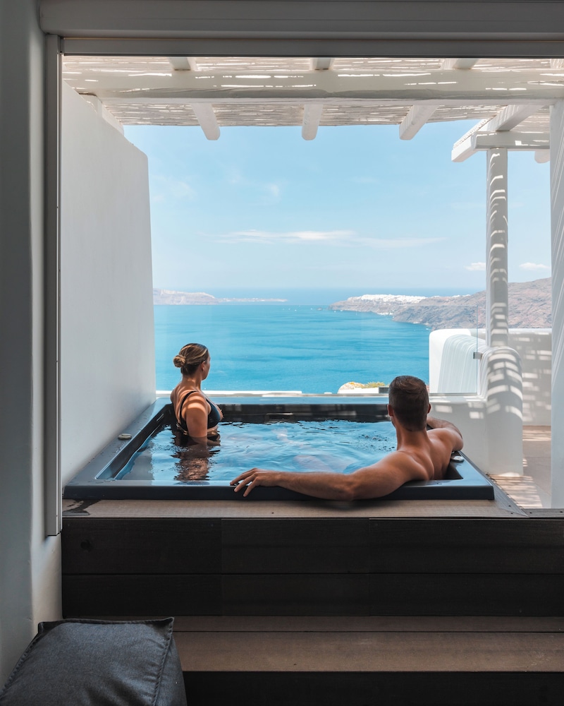 Suite with Hot Tub & Caldera Sunset View