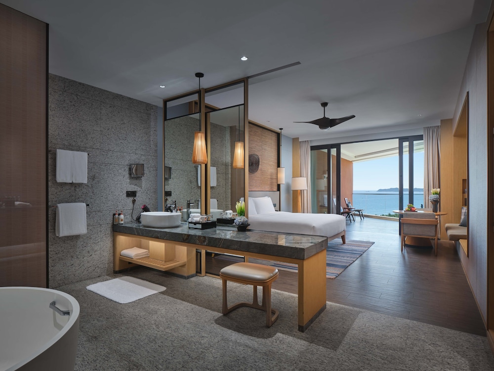 1 King Standard Oceanfront High Floor
