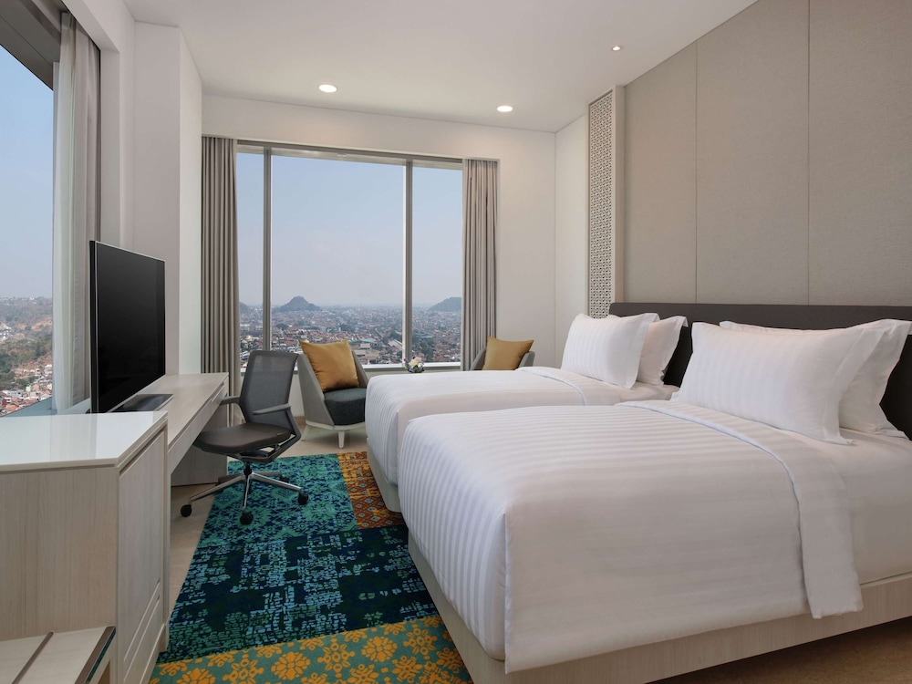 Deluxe View Room, Panoramic Scenery, Hollywood Bed - Photo 1