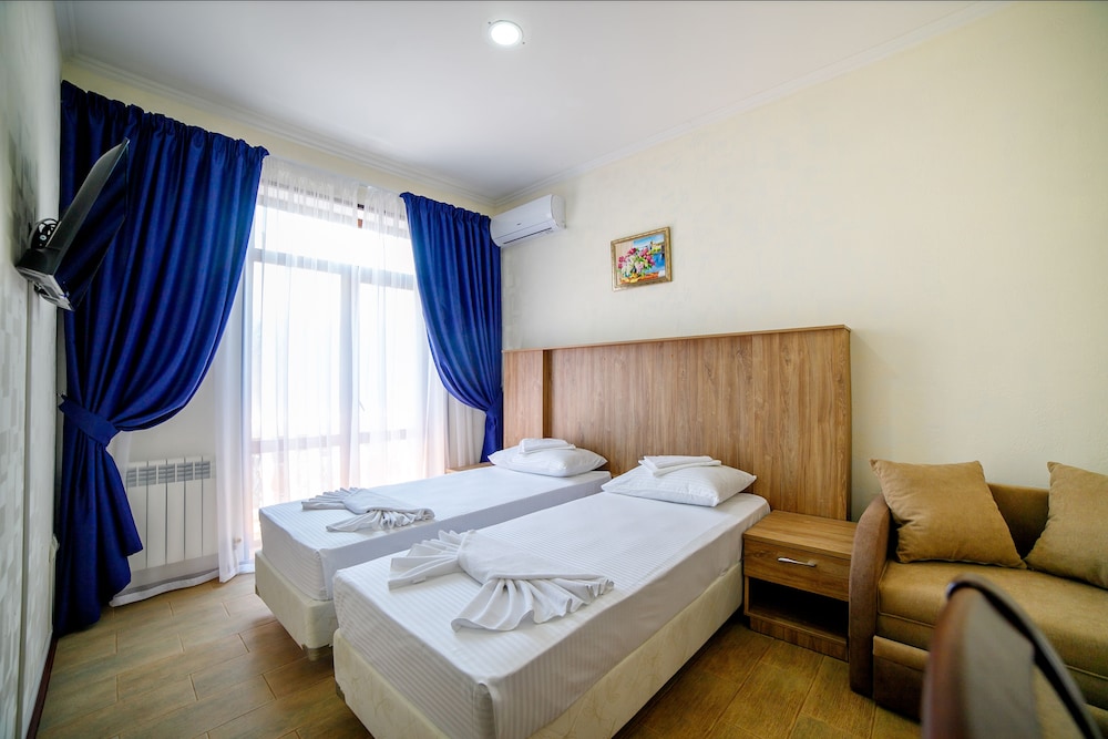 Basic Triple Room, City View photo 2