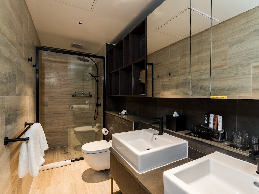 2 Bedroom Deluxe Lyndhurst Suite (Balcony)
