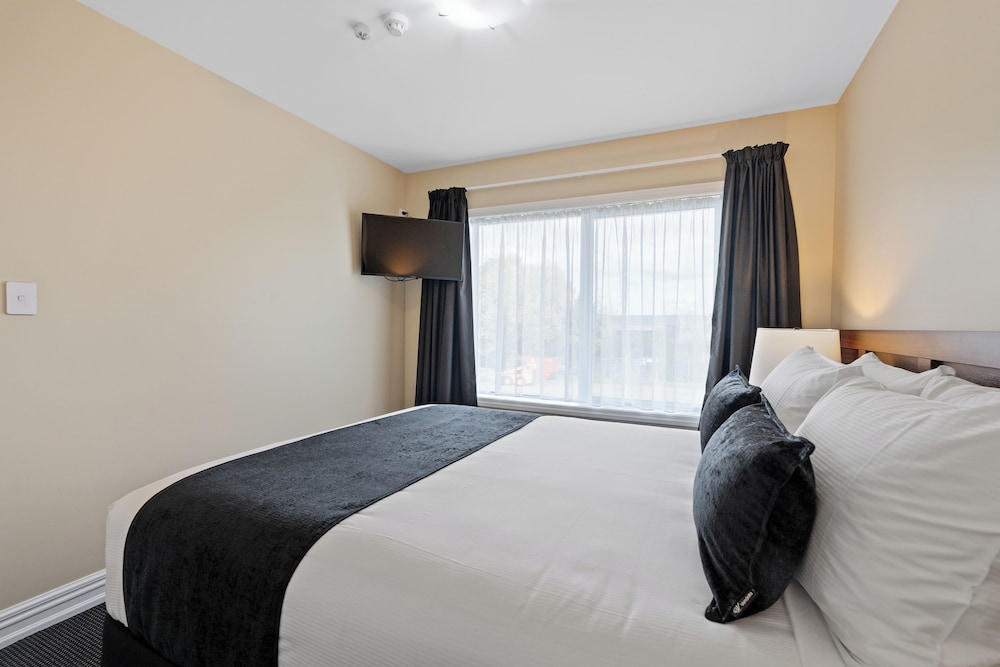 Premium Suite, 1 Queen Bed, Hot Tub, Ground Floor