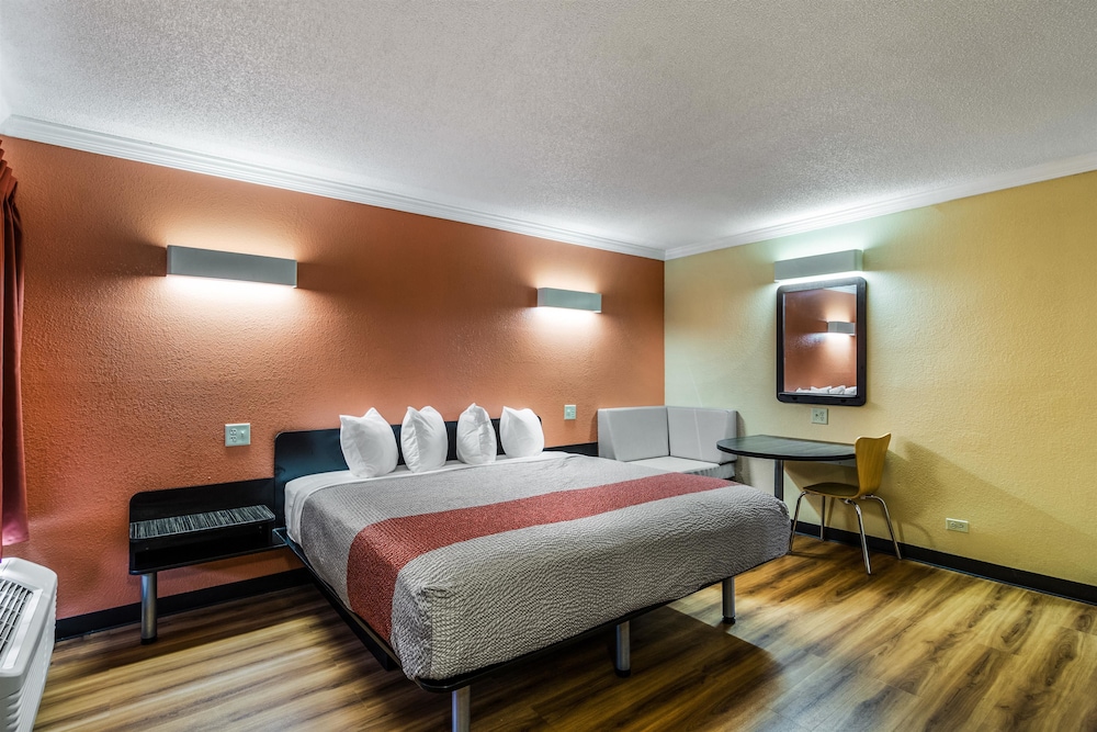 Business Room, 1 King Bed, Non Smoking, Refrigerator - Photo 5