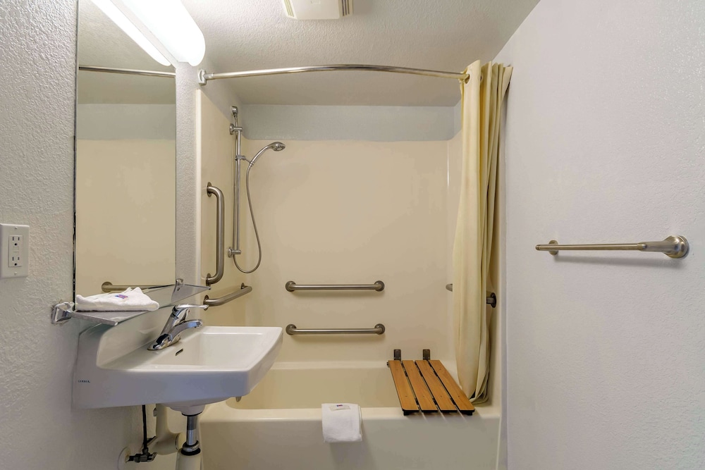 Deluxe Room, 2 Queen Beds, Mobility Accessible, Refrigerator & Microwave photo 1