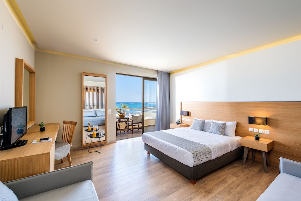 Superior Double Room, Sea View (Sharing Pool) photo 2