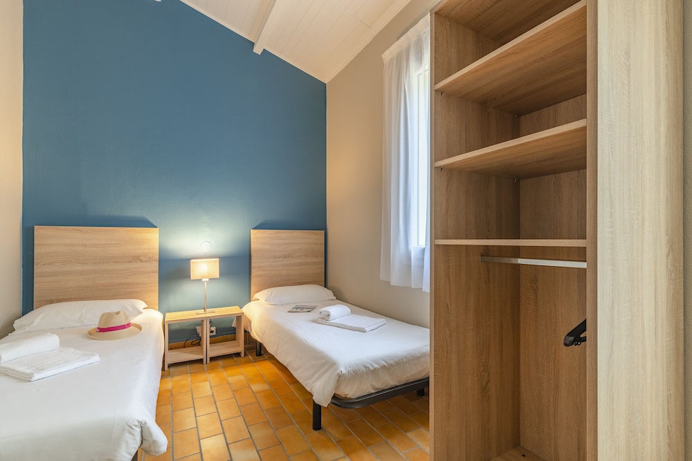 Room, 3 Bedrooms, 2 Bathrooms photo 3