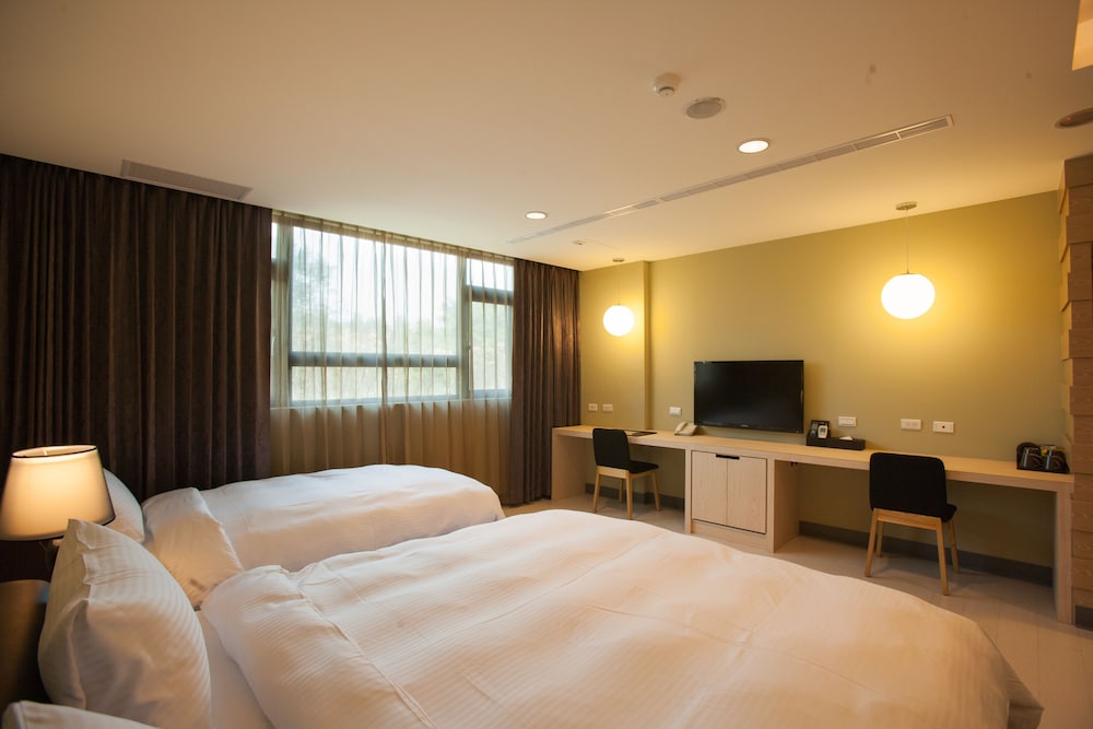 Family Quadruple Room, 2 Queen Beds, Non Smoking photo 2