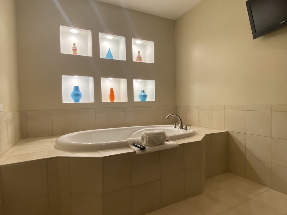 Room, 1 King Bed, Jetted Tub - Photo 5