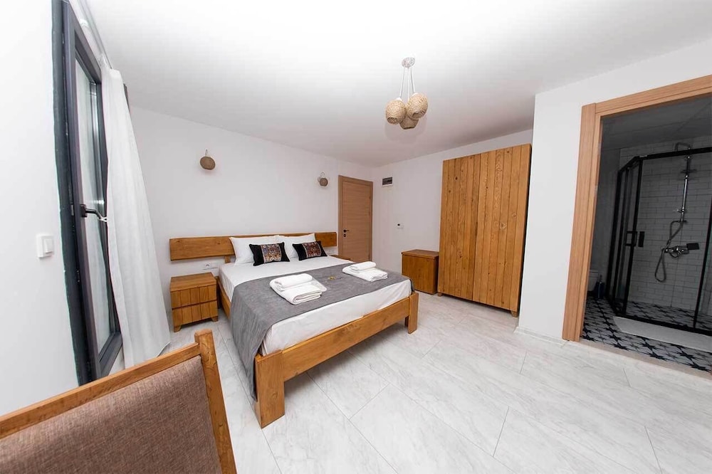 Deluxe Room with Mountain View and Balcony