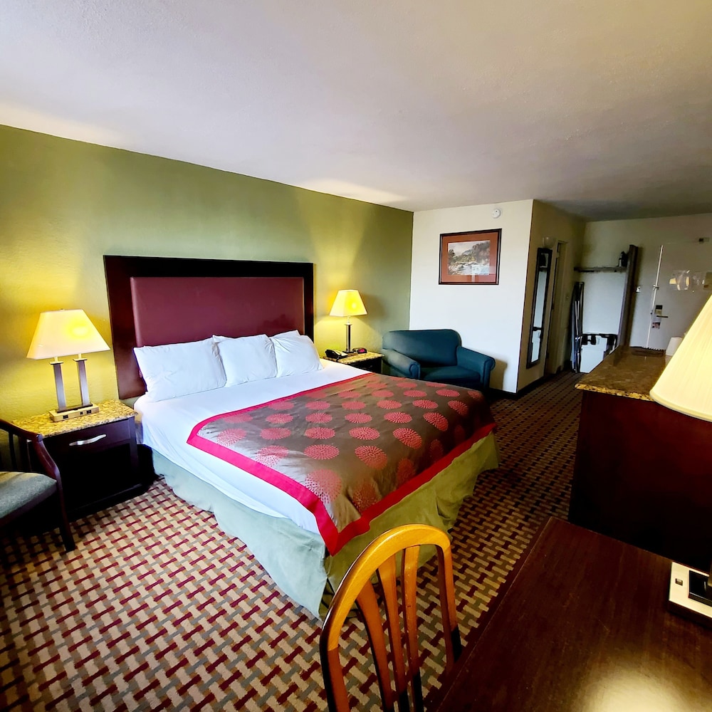 Economy Room, 1 King Bed photo 2