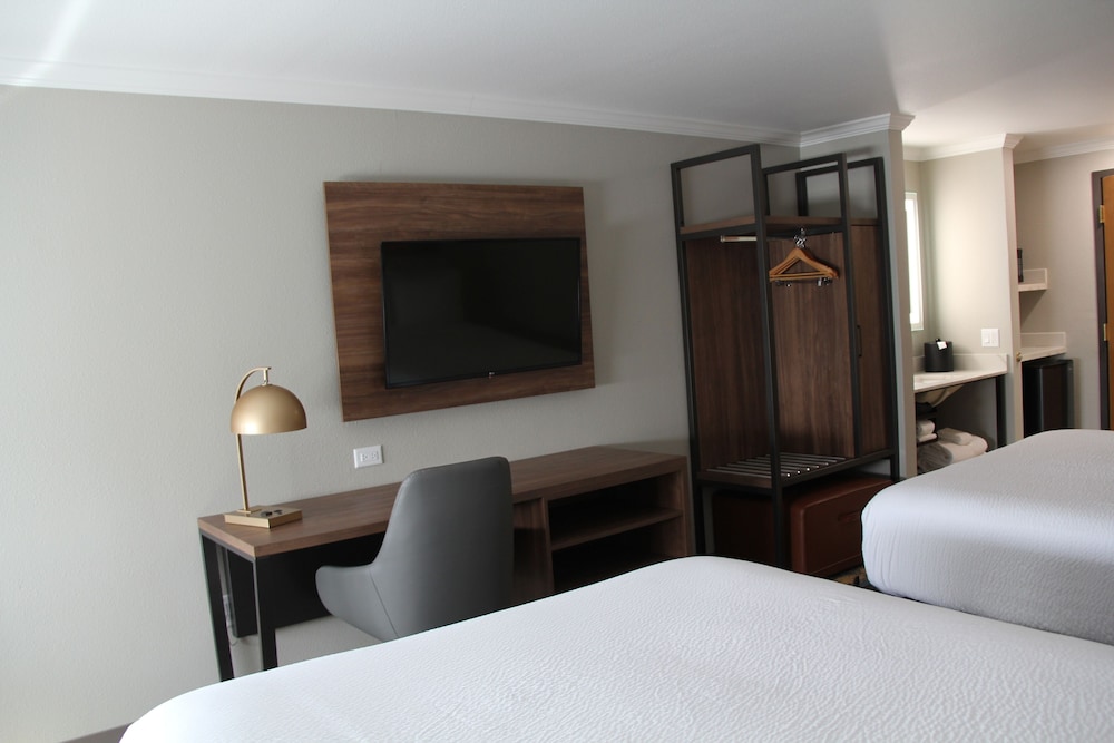 Room, 2 Queen Beds, Non Smoking - Photo 2