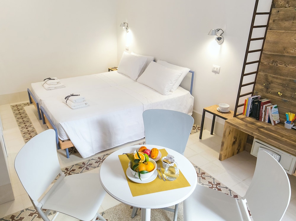 Standard Studio, 1 Queen Bed, Kitchen, Courtyard View photo 2