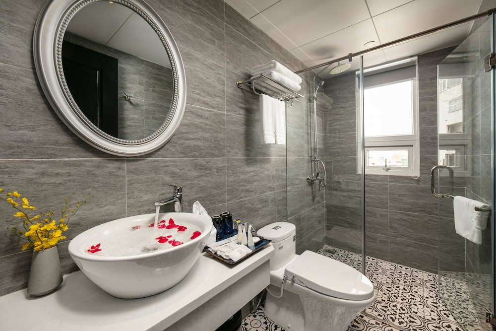 Premier Double or Twin Room thumbnail 5