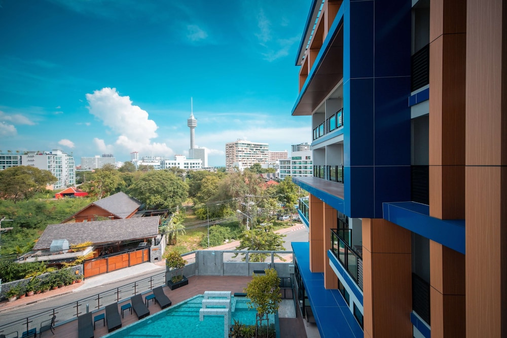 Premium Room, Bathtub, Pool View - Photo 2