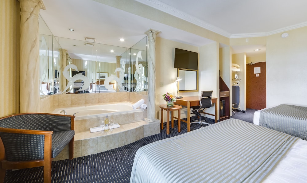 Exclusive Suite, 1 Queen Bed, Jetted Tub photo 3