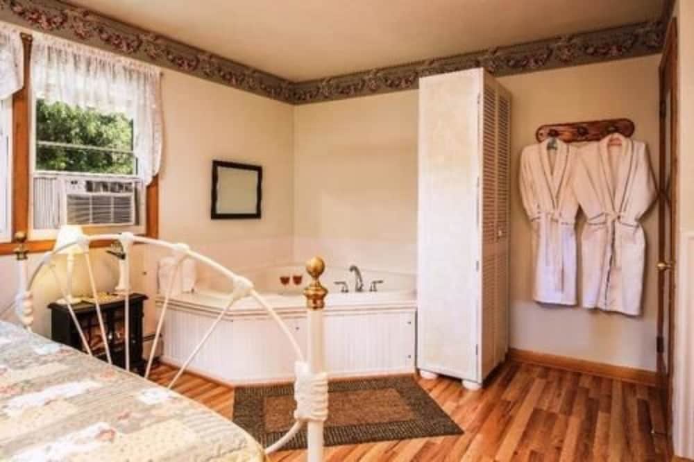 Room, Private Bathroom (Gracie's Garden Room) photo 2