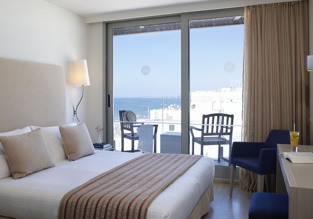Room, Partial Sea View