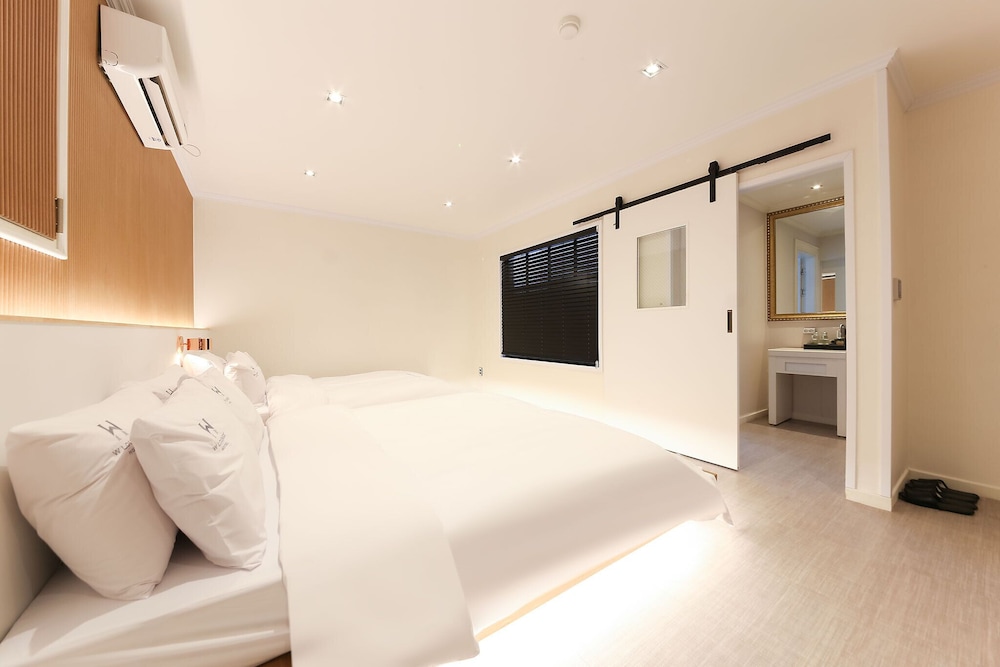 Family Twin Room, City View photo 2
