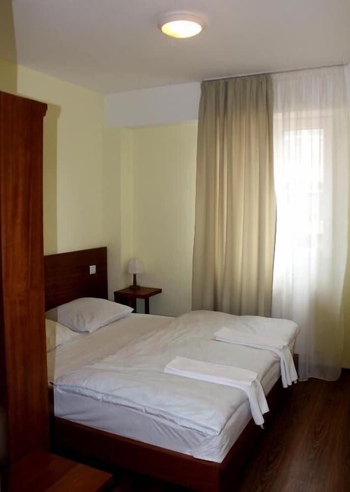 Single Room, Mountain View
