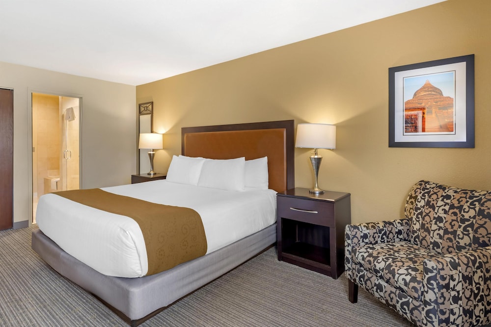 Suite, 1 King Bed, Refrigerator & Microwave, Golf View (Living Room) photo 2