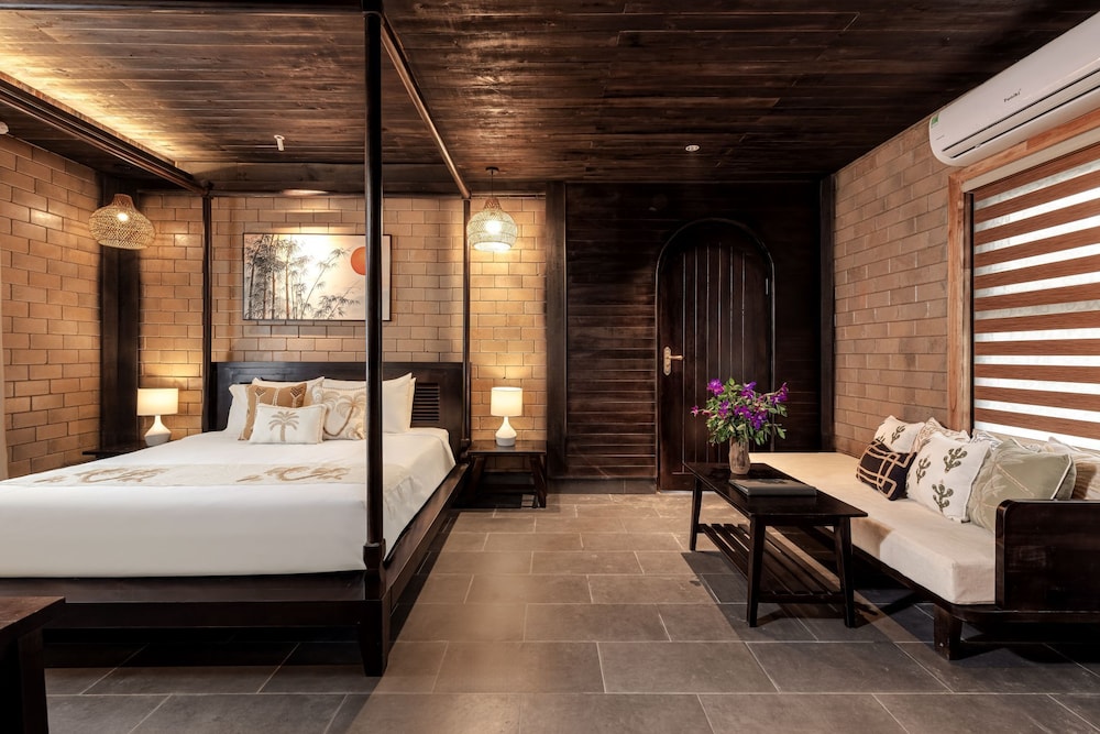 Luxury Double Room, 1 King Bed, Bathtub, Mountain View photo 2