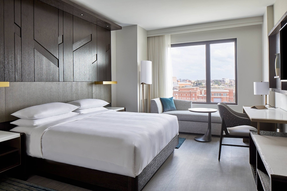 Room, 1 King Bed (University View) - Photo 1
