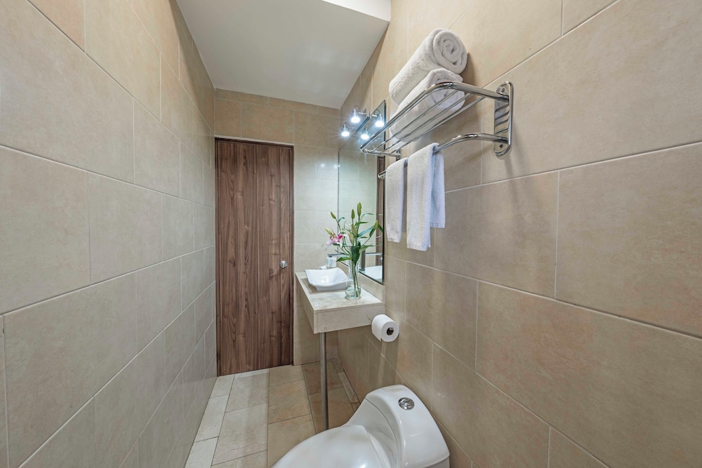 2 Double Beds, Premium Room, Balcony - Photo 4