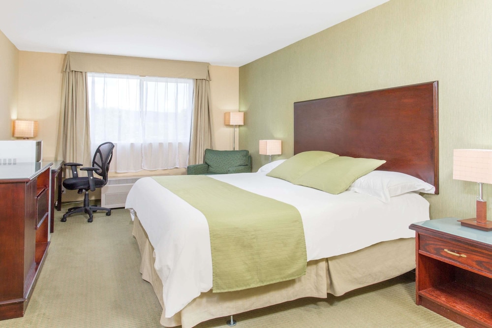 Suite, 1 King Bed with Sofa bed, Non Smoking - Photo 3