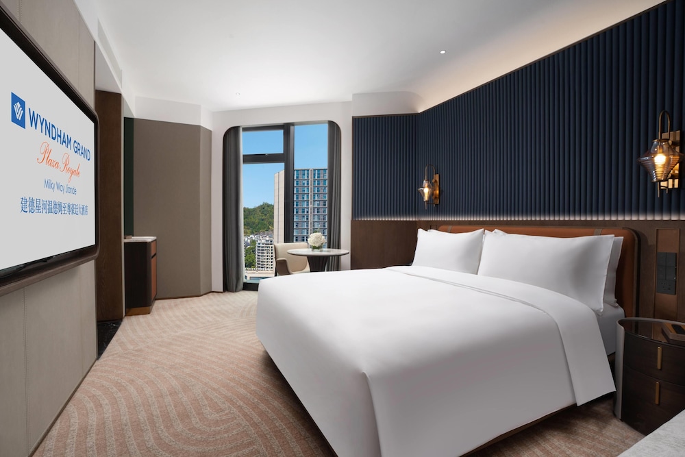 Executive Room, 1 King Bed, City View
