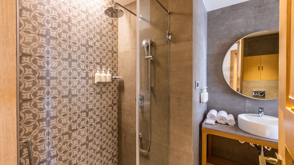 Suite, 2 Bedrooms, Balcony (Sunrise View) - Photo 9