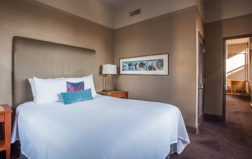 Queen Suite Accessible photo 1