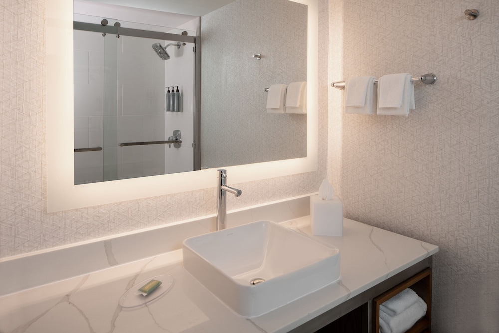 Room, 1 King Bed (Poolside, Pool Access)