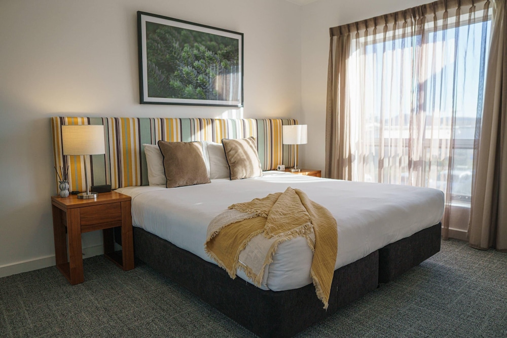 Suite, 1 King Bed, Non Smoking (Efficiency) photo 2
