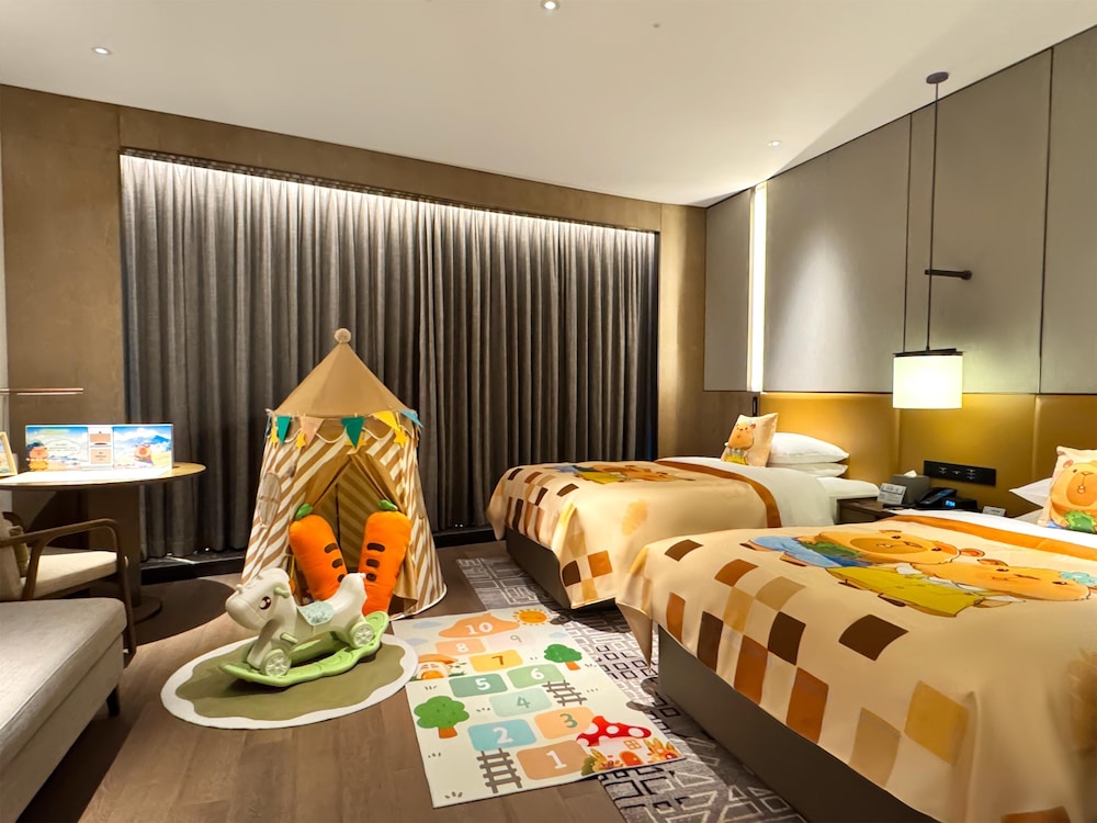 Family Room, 2 Twin Beds