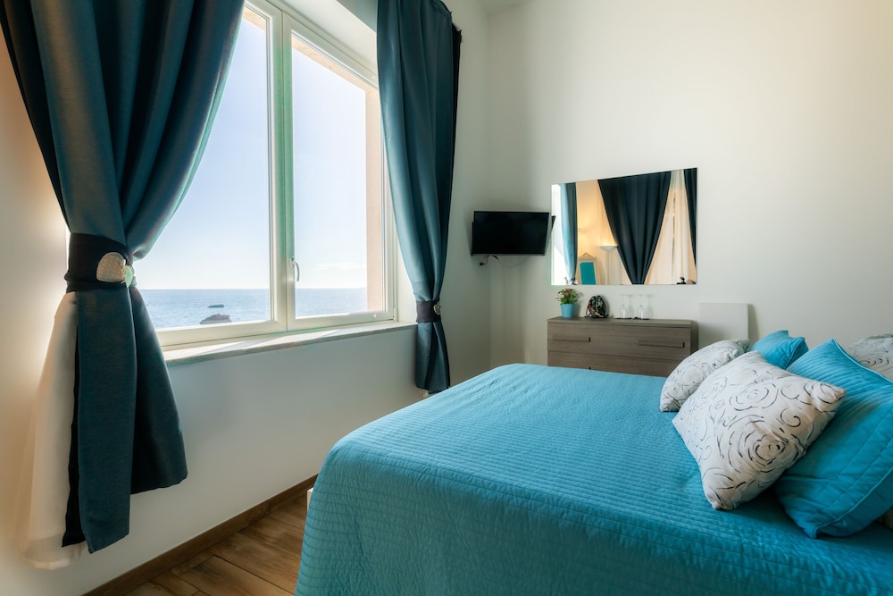 Deluxe Double Room, 1 Queen Bed, Sea View, Sea Facing photo 1