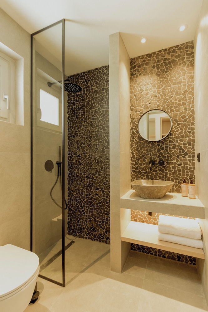 Standard Suite - Photo 16