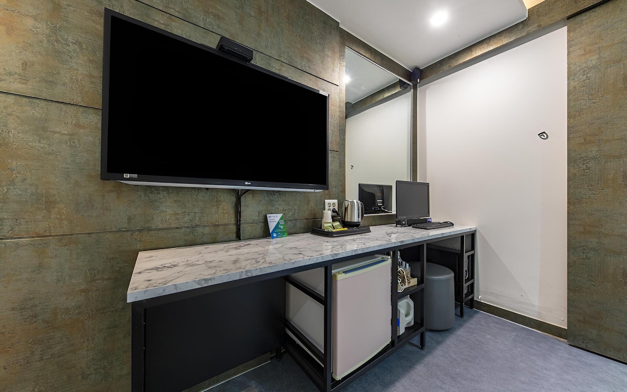 Room (Standard (Netflix and Apple TV King B) - Photo 1