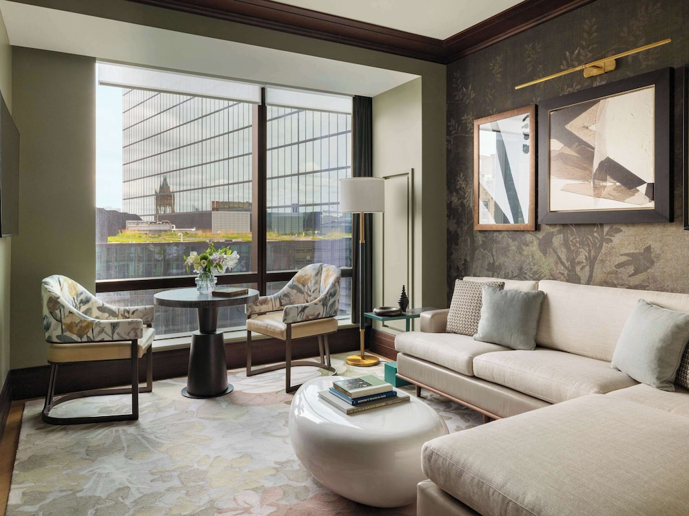 Suite, 1 King Bed (Emerald) thumbnail 5