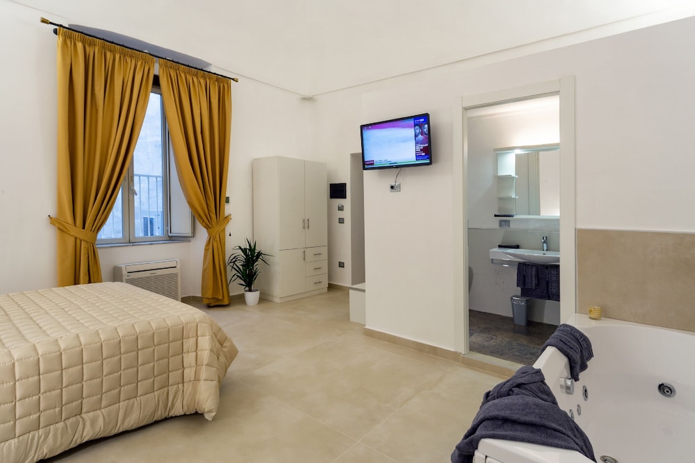 Traditional Suite, Jetted Tub thumbnail 5