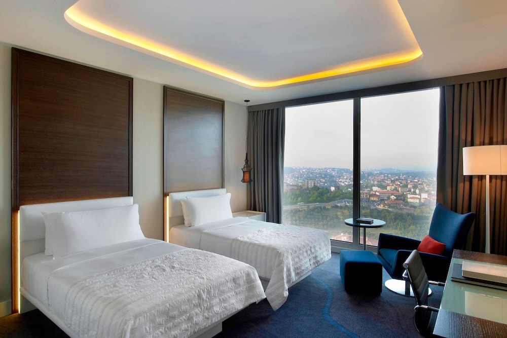 Deluxe Guest room, 2 Twin, City view
