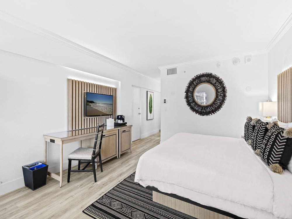 Room, 1 King Bed, Balcony, Partial Ocean View - Photo 3