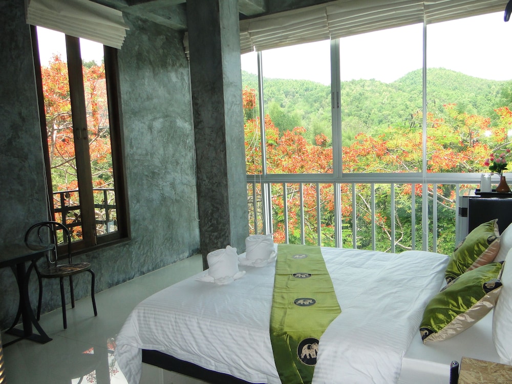 Panoramic Room, 1 Queen Bed, Non Smoking, Mountain View
