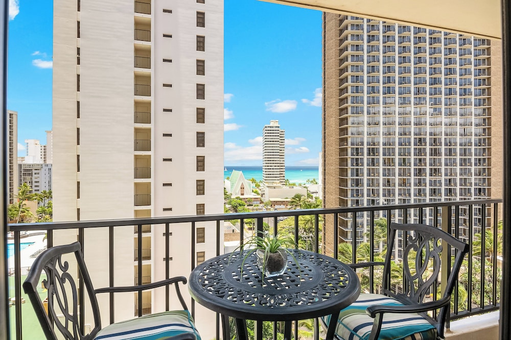 Premium Remodeled Condo with Ocean View and Parking: Premium Apartment, 1 King Bed with Sofa bed, Kitchen, Ocean View (0168) photo