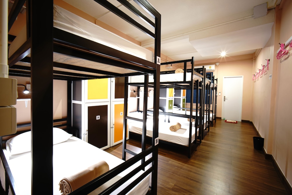 8-Bed Mixed Dormitory Room photo 3