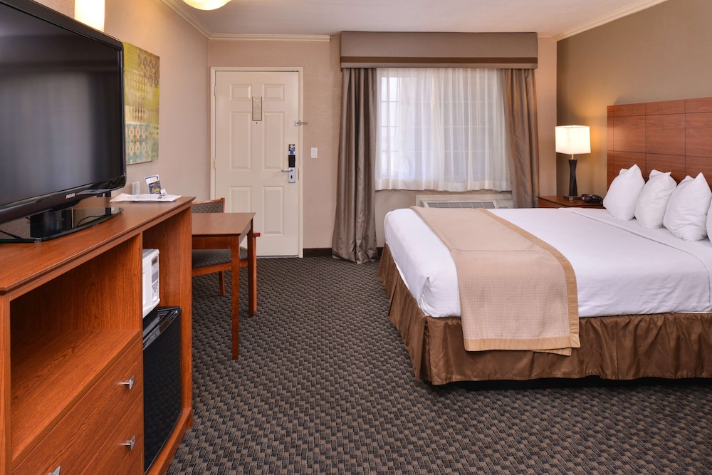 Standard Room, 1 King Bed, Non Smoking, Refrigerator & Microwave - Photo 2