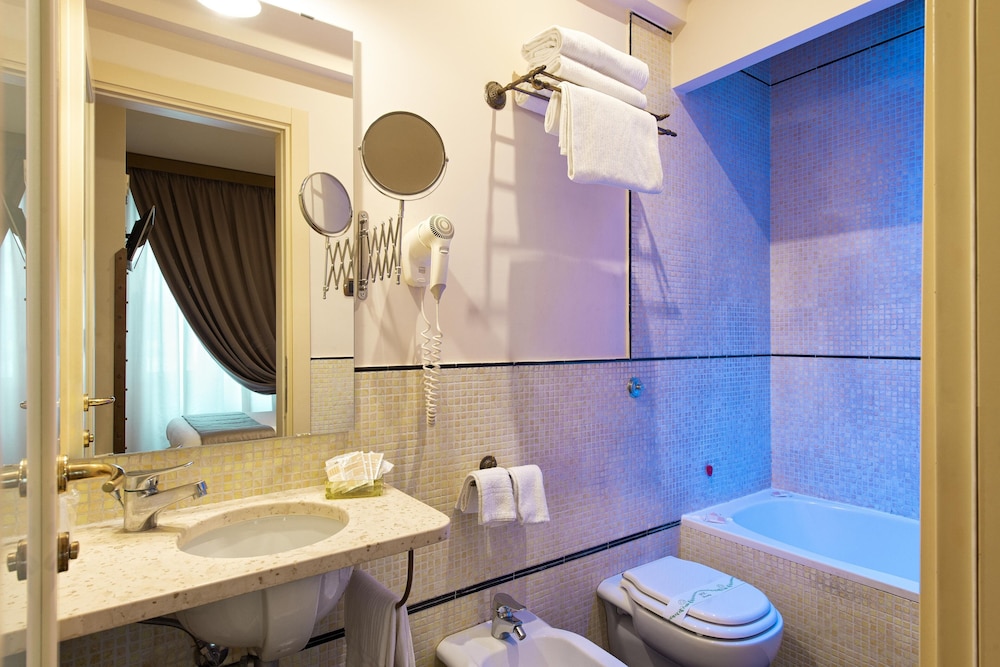 Double Room Single Use - Photo 4